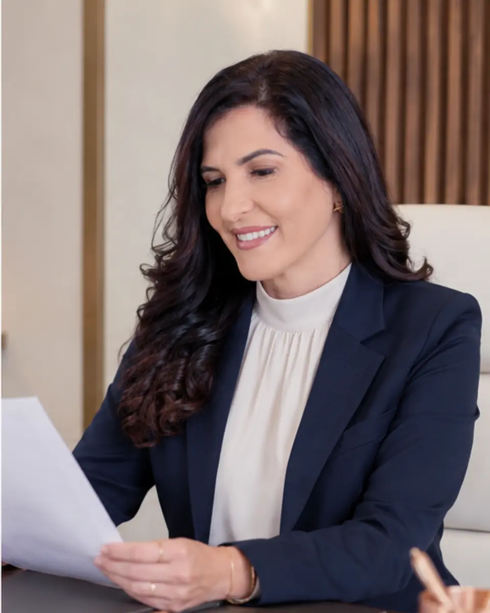 Dra. Sandra Quaresma em traje social, em retrato profissional de perfil