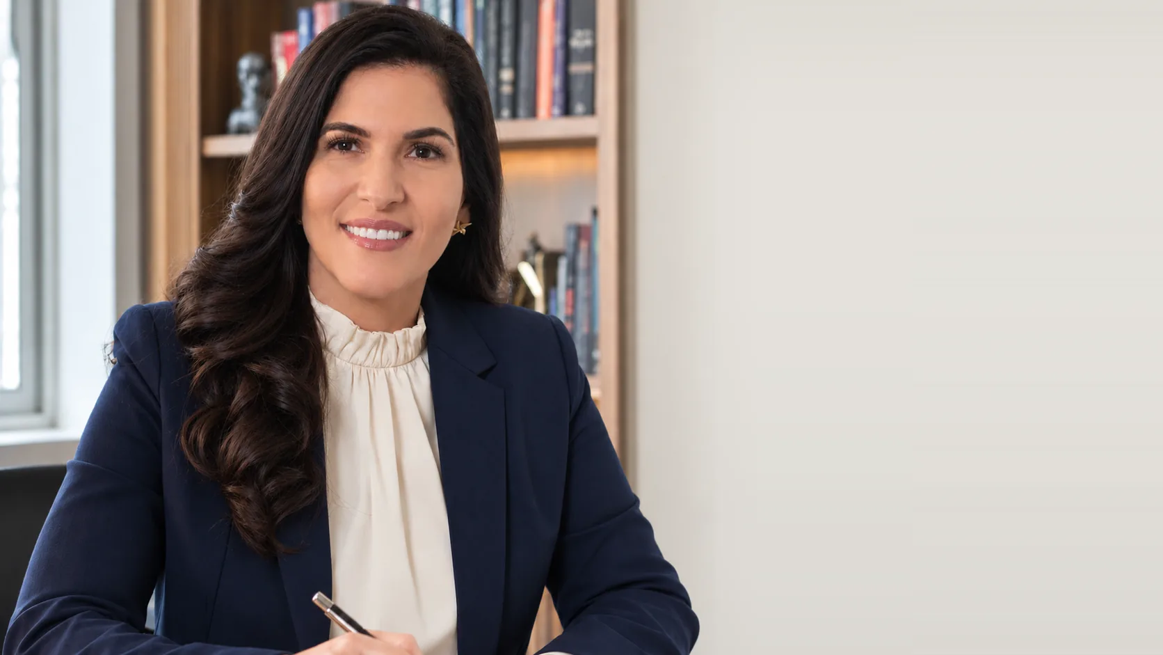 Dra. Sandra Quaresma assinando um documento em seu escritório